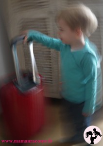 Bébé avec valise flou2