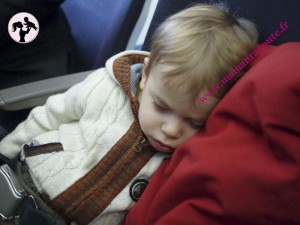 Bébé dort dans l'avion2