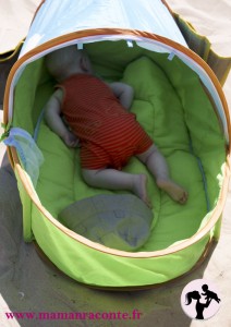 bébé dans sa tente pop up sur la plage