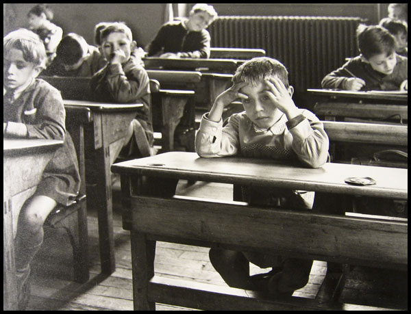 3-ecolier-seul-robert-doisneau-1956