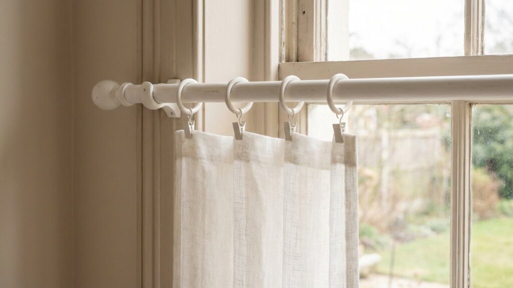 Installation d'une tringle de rideau avec anneaux métalliques