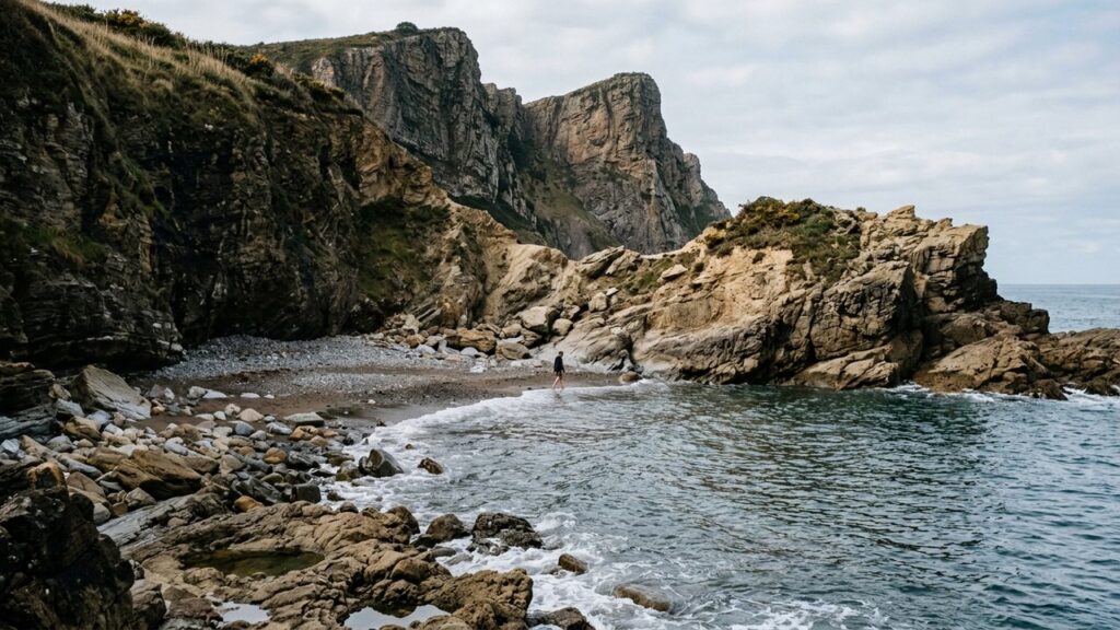 Playa de Sisurko, petite crique rocheuse isolée à Hondarribia au Pays basque