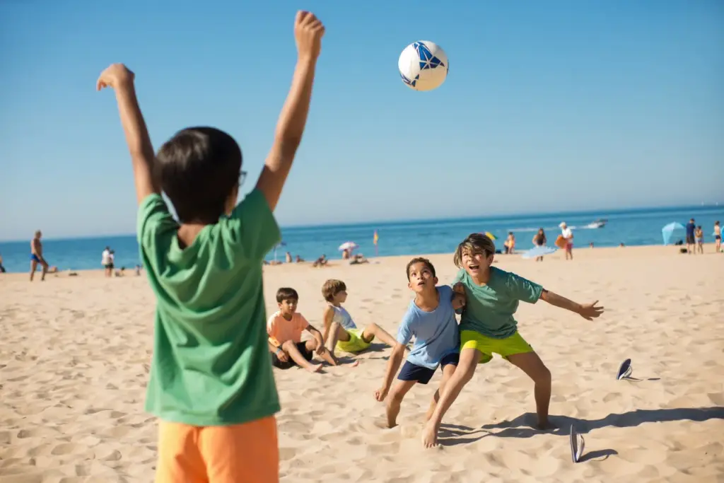 Enfants qui jouent au volley sur la plage