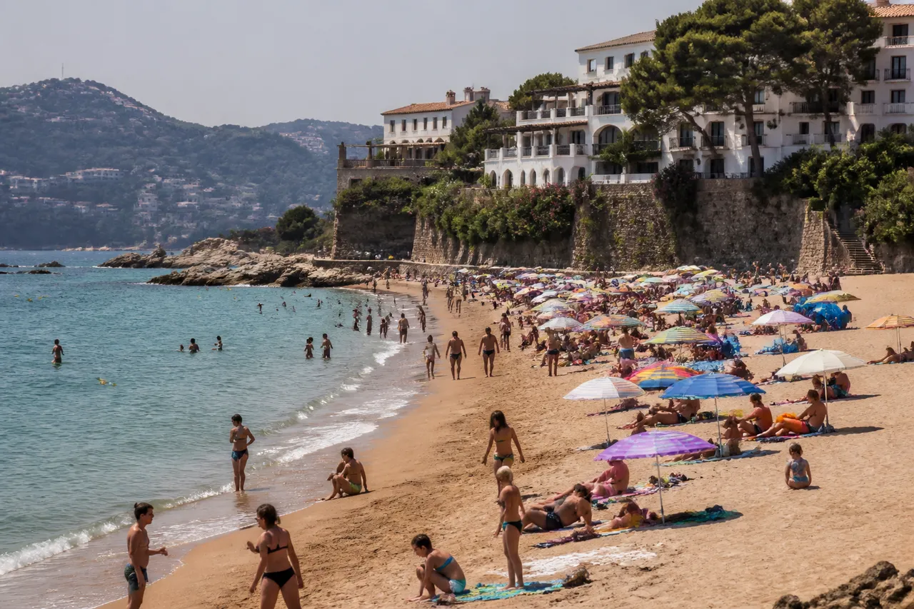 Plage bondée à Lloret de Mar en été