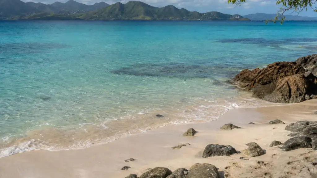 Quand partir en Guadeloupe : plage sous le soleil de la saison sèche